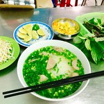 PHO TIEN - 目の前に入れ放題の野菜的な物も出されて良い感じやん♡