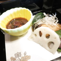 つくば 山水亭 本店 - 蛍烏賊の醤油漬け　桜餅　鰆の白髪焼き　花蓮根