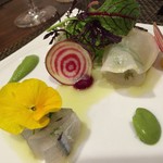 サラマンジェ ド ヨシノ - 手前がサヨリ、蕪マリネの下にはヒラメが