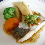 ビストロ・ヒロ - さわらのソテー大根おろしの和風ソース（週替わりランチ：ライス・サラダ付）800円