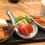 あてまき喜重朗 - あての３点盛り合わせ 880円「カラスミの炙り」「フォアグラと苺」「ボタンエビの紹興酒漬け」。