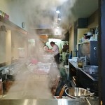 紅 - 店内調理場