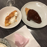 豆乃畑 - クロワッサンでソフトクリームサンド。クロワッサンにチョコがけ