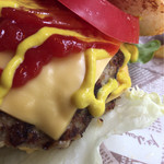 サンタズダイナー - お肉とチーズと野菜とマスタードが絶妙なバランスです