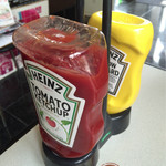 サンタズダイナー - ケチャップとマスタードをお好みでどうぞ