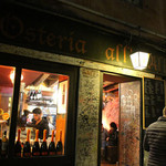 Osteria all'Alba - 落書きだらけの外観