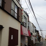 とんかつ春 - 隣の中華屋さんの看板は片側からしか見えない