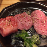 炭火焼肉ホルモン 徳臓 - サービスで頂いたタン元＆ゲタカルビ