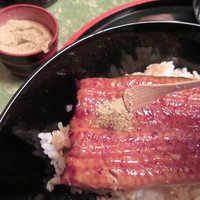うなぎ秋本 - 粉山椒も吟味されている