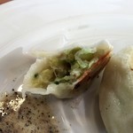 ユナイテッド ヌードル アメノオト - 餃子の餡　野菜がメインですよぉ