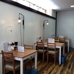 ユナイテッド ヌードル アメノオト - 壁際のテーブル席