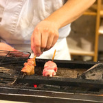 備長炭焼鳥 鳥しげ - 大将が付きっ切りで焼き上げる