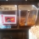 かつひこ - つぼ漬けと唐辛子の調味料が食べ放題で置いてあります。