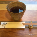 Tori Ryouri Hitorihitori - 最初に焙じ番茶が提供されました
      お店の人も優しい〜雰囲気で癒されました