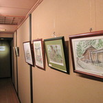 はり新 - 廊下には奈良の風景を描いたスケッチ画