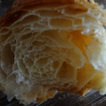 成城石井 - 沖縄産黒糖ときな粉のクロワッサン（断面）