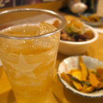 とん平 - ハイボールとお通し、牛スジ煮込み