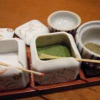 天ぷら 川辰 - 左より沖縄の塩、抹茶塩、山椒