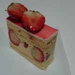 パティスリー アクイユ - キュートで華やか、端正なルックスに惚れる！フレジェ518円