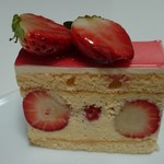 パティスリー アクイユ - まったりバタークリームとキルシュ風味のクレームムースリーヌが、苺と一体感抜群