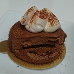 パティスリー アクイユ - なめらかなミルクチョコムースに柔らかなキャラメル風味の林檎、シナモンが合う！