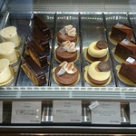 パティスリー アクイユ - 上品かつ華やか！見ているだけで幸せになれるケーキその1