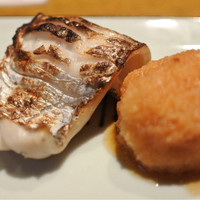 しゃにむに 心斎橋本店 - 太刀魚の塩焼き。横は大根おろし。