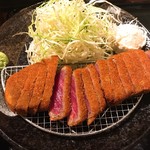 ヨコハマ牛カツ 黒船 - お肉が色鮮やかです。