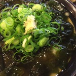 うどん 丸香 - ひやわかめ（小）（アップ）