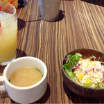 アロハカフェ　カピリナ - ランチセットについてくるスープとミニサラダ