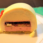 パティスリー・パリセヴェイユ - 苺ムースをピスタチオのビスキュイでサンド、上に苺ジュレ、酸味が効いたライムのババロアで丸く囲み、ライム風味のホワイトチョコムースで包みました