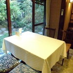 民芸茶房 栗の家 - 中庭がみえるテーブル席