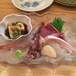 旬菜 すがや - 刺身盛りはこれだけあってなんと330円