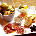 ワイン食堂コモン - 選べるおつまみの五種盛り合わせ