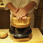 ご主人が土鍋のタイミングを計られます