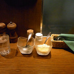 カウンター上　バジリコ、粉チーズ