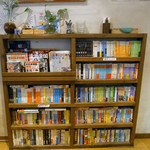 スパゲティながい - 本棚がある