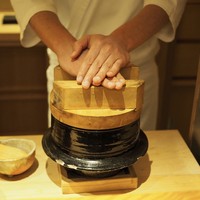ごだん 宮ざわ - ご主人が土鍋のタイミングを計られます