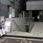 Shikoku Teuchi Udon Sanukiji - お店への入口です。 歩道を歩いているとこんな感じで見えてきます。 左手がもう少し歩くと四橋筋です。
