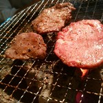 ホルモンさわ - なかなかの厚さでしょう？