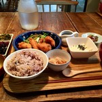 博多炉端 魚男 - 日替わり定食 880円
            漬物・生卵無料