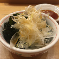 すし家 一柳 - 若芽と玉ねぎ、茗荷をポン酢と白胡麻で。