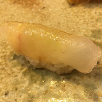 すし家 一柳 - 平目。旨味は少なめで、温度はかなり低い。昆布の様な香り