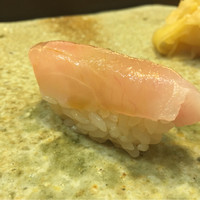 すし家 一柳 - 勝浦金目。サクサクとフレッシュな食感で脂よりも身の旨味あるもの。厚み5mm程。