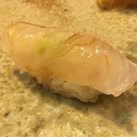 すし家 一柳 - 三河真鯛。プリッとして厚めの切りつけと共に旨味と仄かな甘みが広がる。酢飯との温度差は気になるが美味しい。