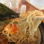 中華蕎麦 てる家 - 少しウェーブのかかった細麺