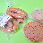 軽井沢デリカテッセン - 左から、粗挽きウインナー8本入り、辛いソーセージ5本入、リオナ、チキンパイ