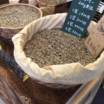コーヒーストーリー・ニシナ屋 - 焙煎する前のコーヒー豆