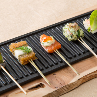 女性人気のお手軽コース 女性に人気のボリュームを抑えたミニコース 定番人気の串揚げ4種や季節の串揚げなど 串揚げ8種とスティック野菜がついたディナーコースです 串カツとワイン 揚八 東急プラザ銀座店 A Ge Ha 銀座 串揚げ 串かつ 食べログ