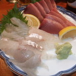 オカヤ食堂 - 刺身です。こちとよこわ鮪です。